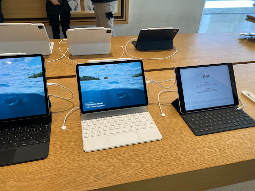 Apple Broadway Plaza image
