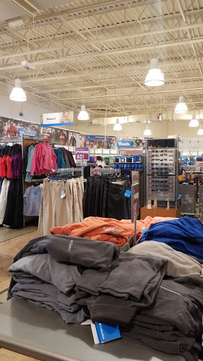 Sportswear Store «Columbia Sportswear Outlet», reviews and photos, 6800 Oxon Hill Rd #600, Oxon Hill, MD 20745, USA
