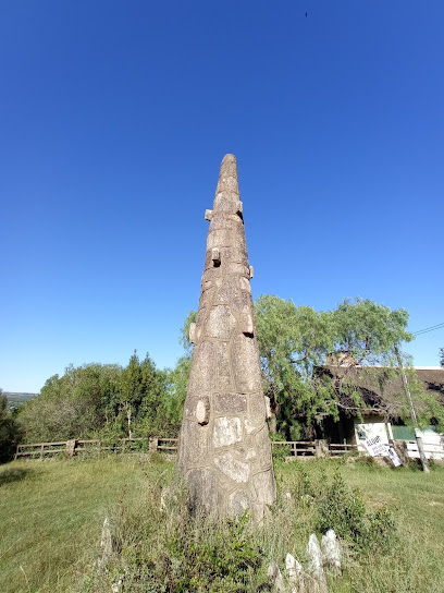 Obelisco de Villa Serrana