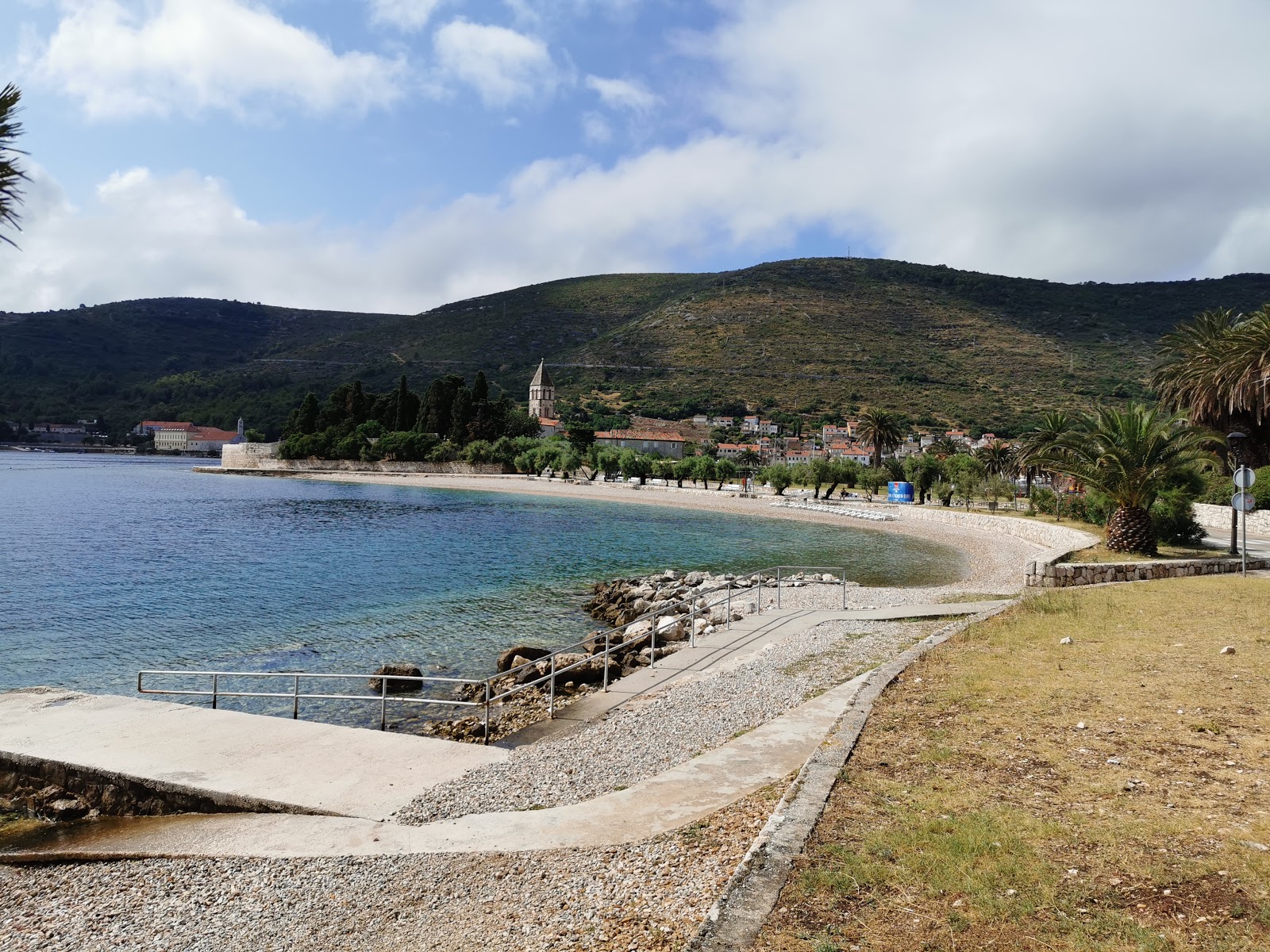 Foto von Prirovo beach mit kleine, beiger kiesel Oberfläche