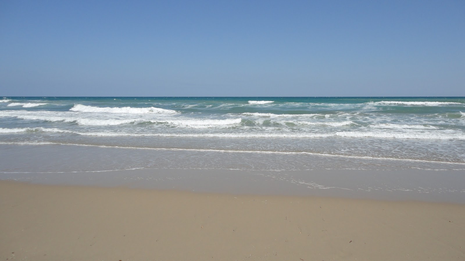 Foto von Torre Testa mit gerader strand