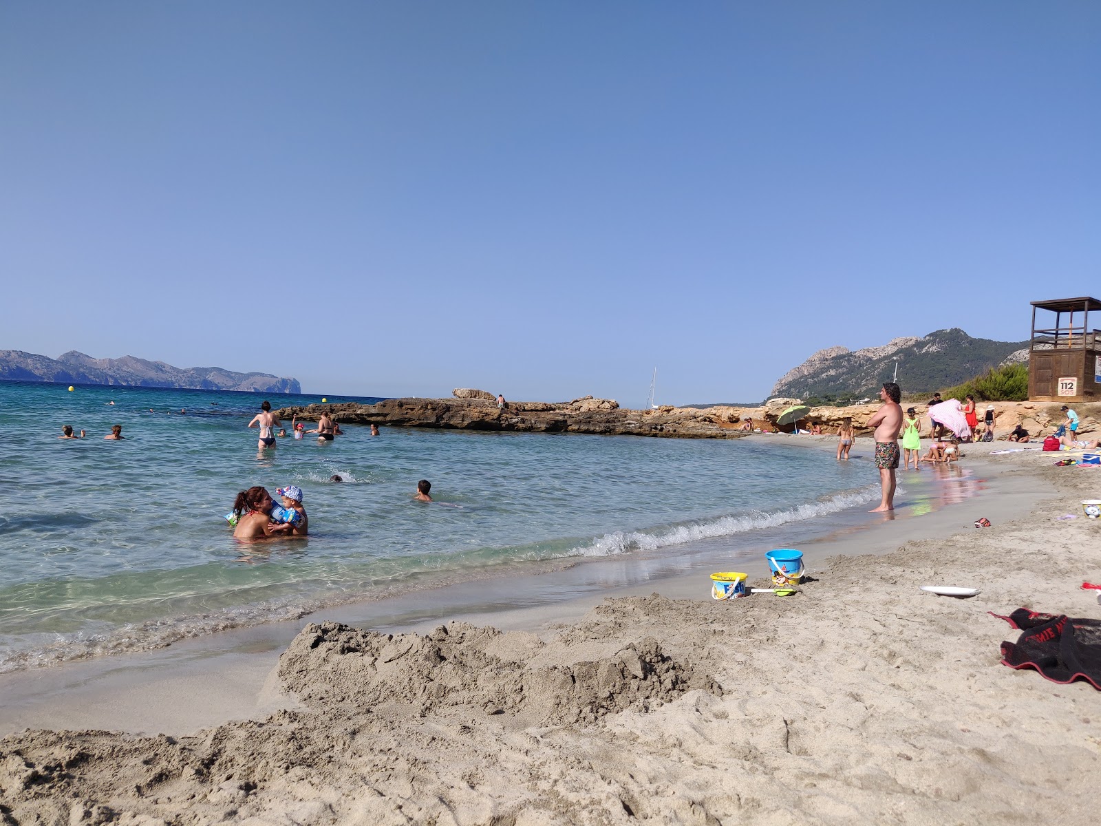Fotografie cu Plaja Sant Joan cu nivelul de curățenie înalt