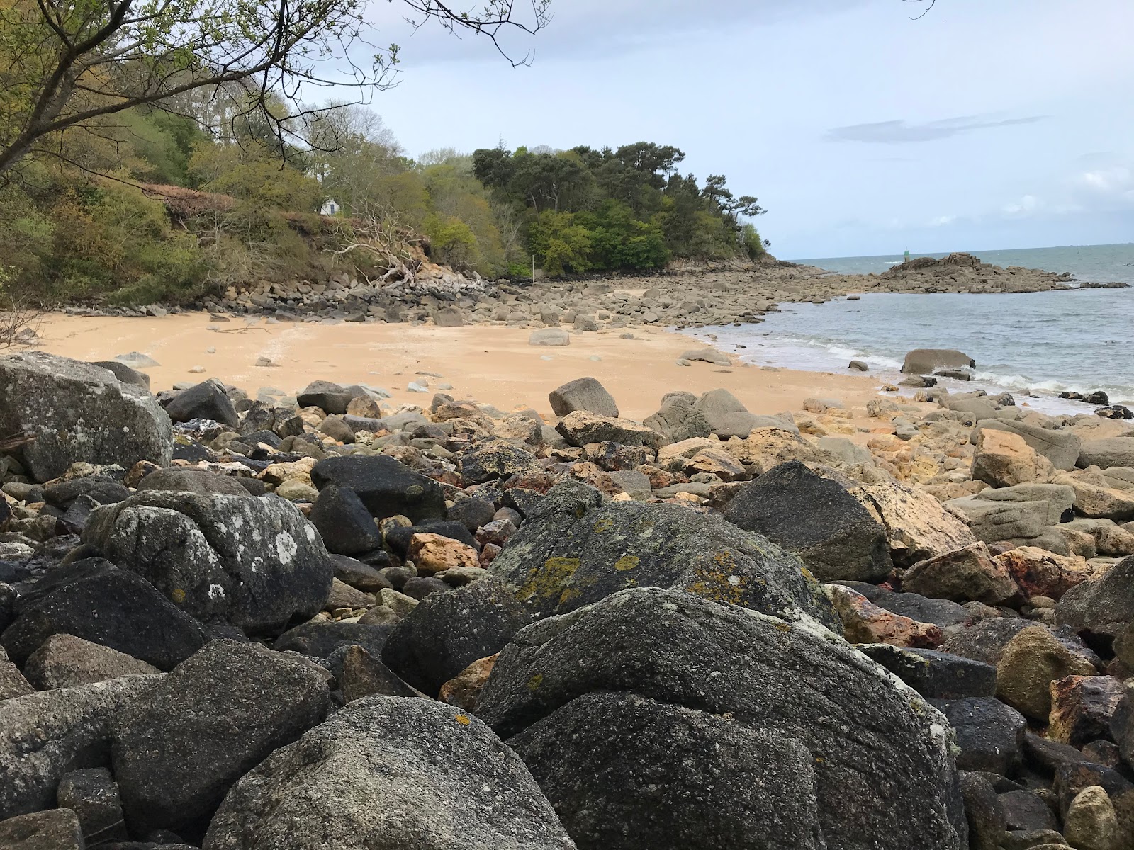Foto von Plage enclavee mit beiger sand & steine Oberfläche