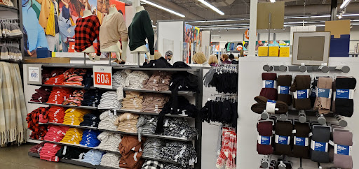 Clothing Store «Old Navy», reviews and photos, 19401 Alderwood Mall Pkwy, Lynnwood, WA 98036, USA