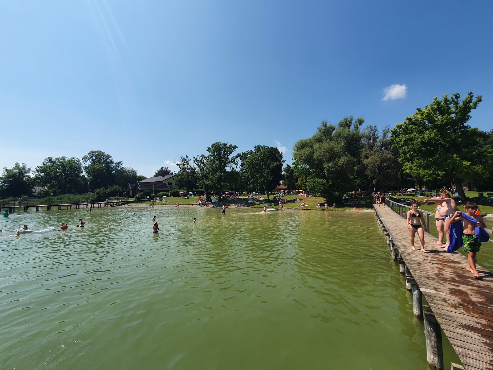 Strandbad St. Alban的照片 带有碧绿色纯水表面