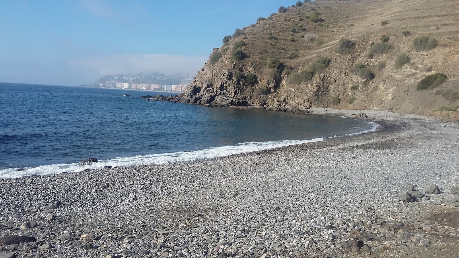 Foto di Playa Barranco de Enmedio con una superficie del ciottolo fine grigio