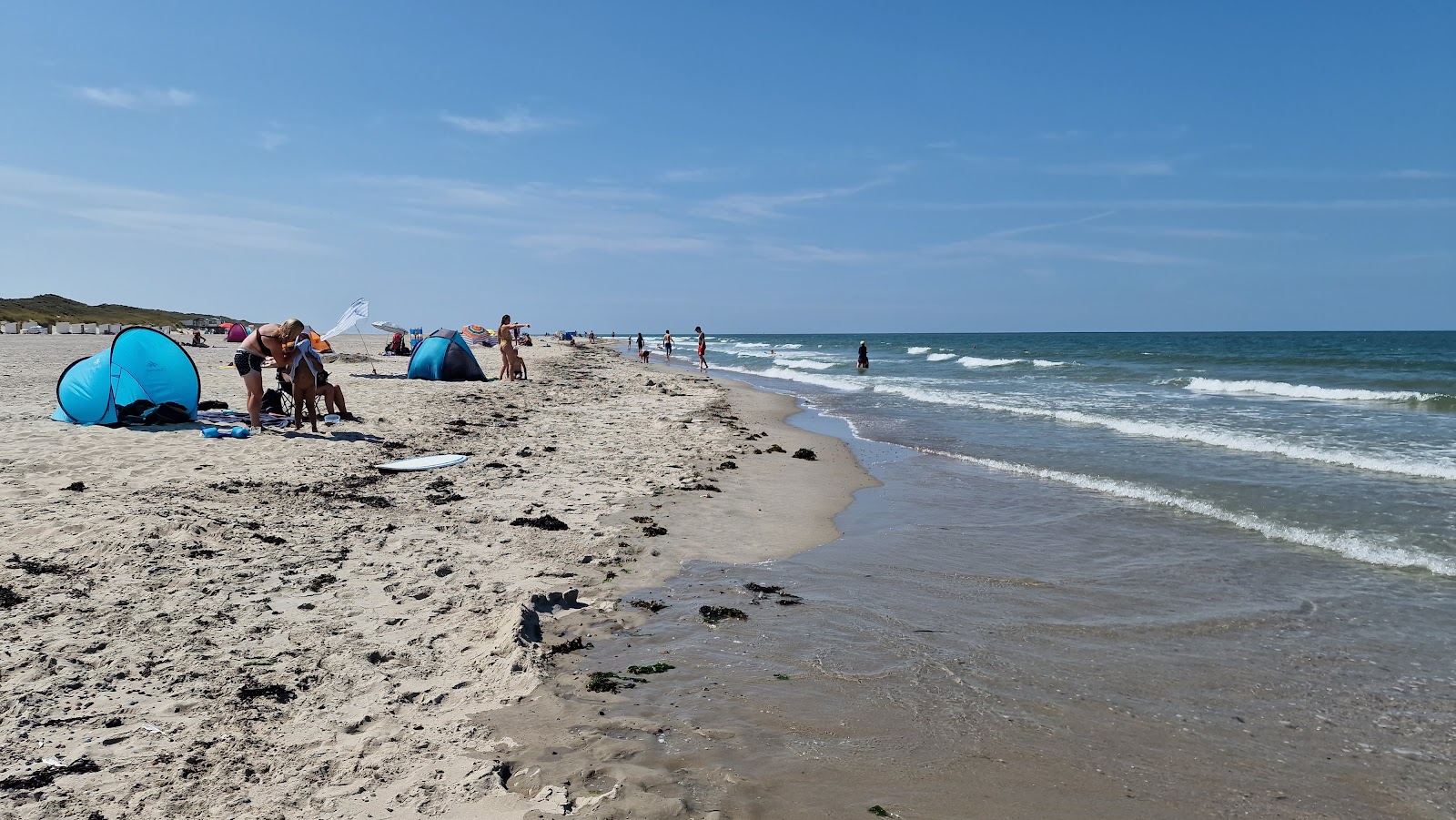 Foto van Vrouwenpolder Strand met hoog niveau van netheid