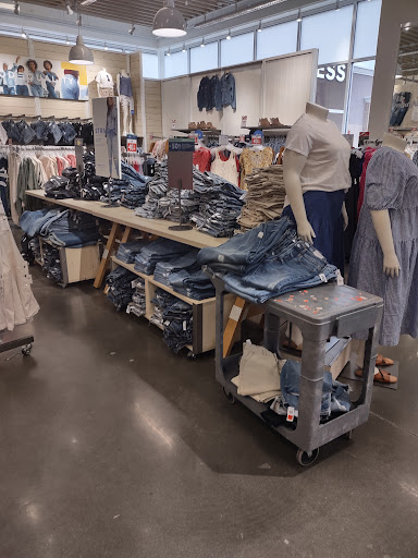 Shoe Store «DSW Designer Shoe Warehouse», reviews and photos, 10060 Reisterstown Rd, Owings Mills, MD 21117, USA