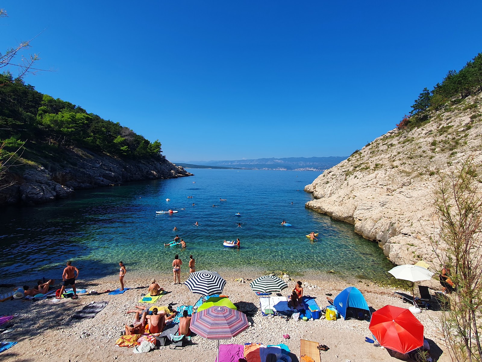 Foto von beach Kozica mit beiger kiesel Oberfläche