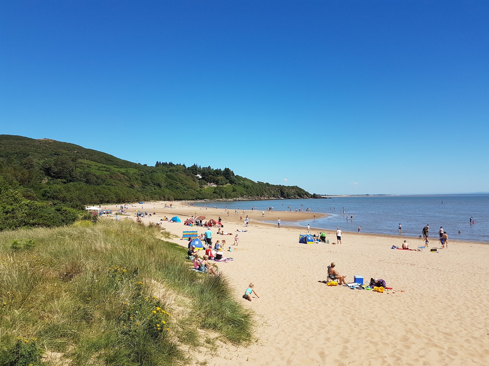 Φωτογραφία του Sandyhills beach με φωτεινή άμμος επιφάνεια