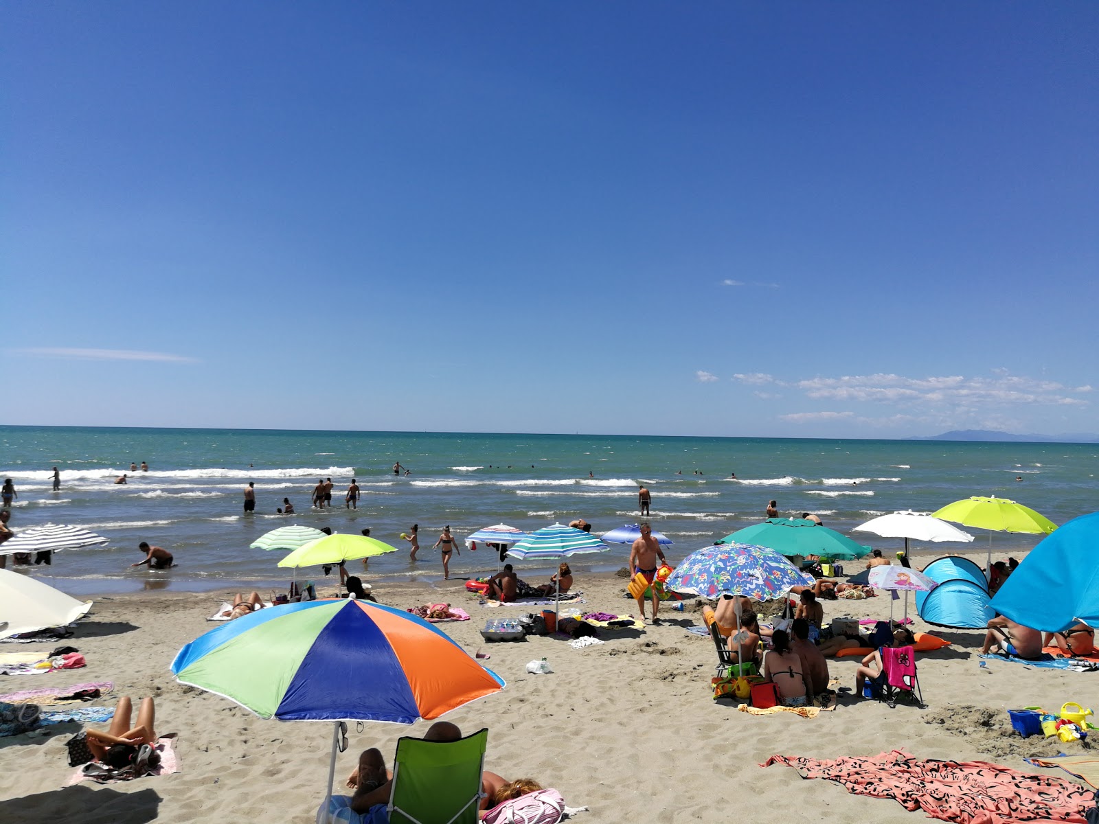 Spiaggia di Vecchiano的照片 带有蓝色纯水表面