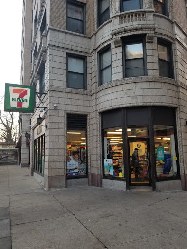 Convenience Store «7-11», reviews and photos, 2757 N Pine Grove Ave, Chicago, IL 60614, USA