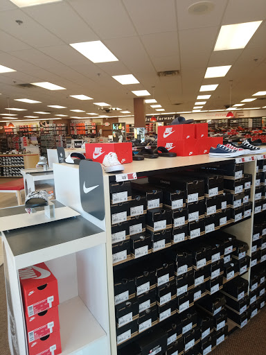 Shoe Store «Famous Footwear», reviews and photos, 4190 Vinewood Ln N, Plymouth, MN 55442, USA