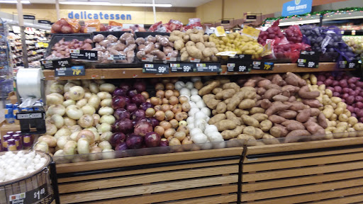 Grocery Store «Hannaford Supermarket», reviews and photos, 333 Brook St, Clinton, MA 01510, USA