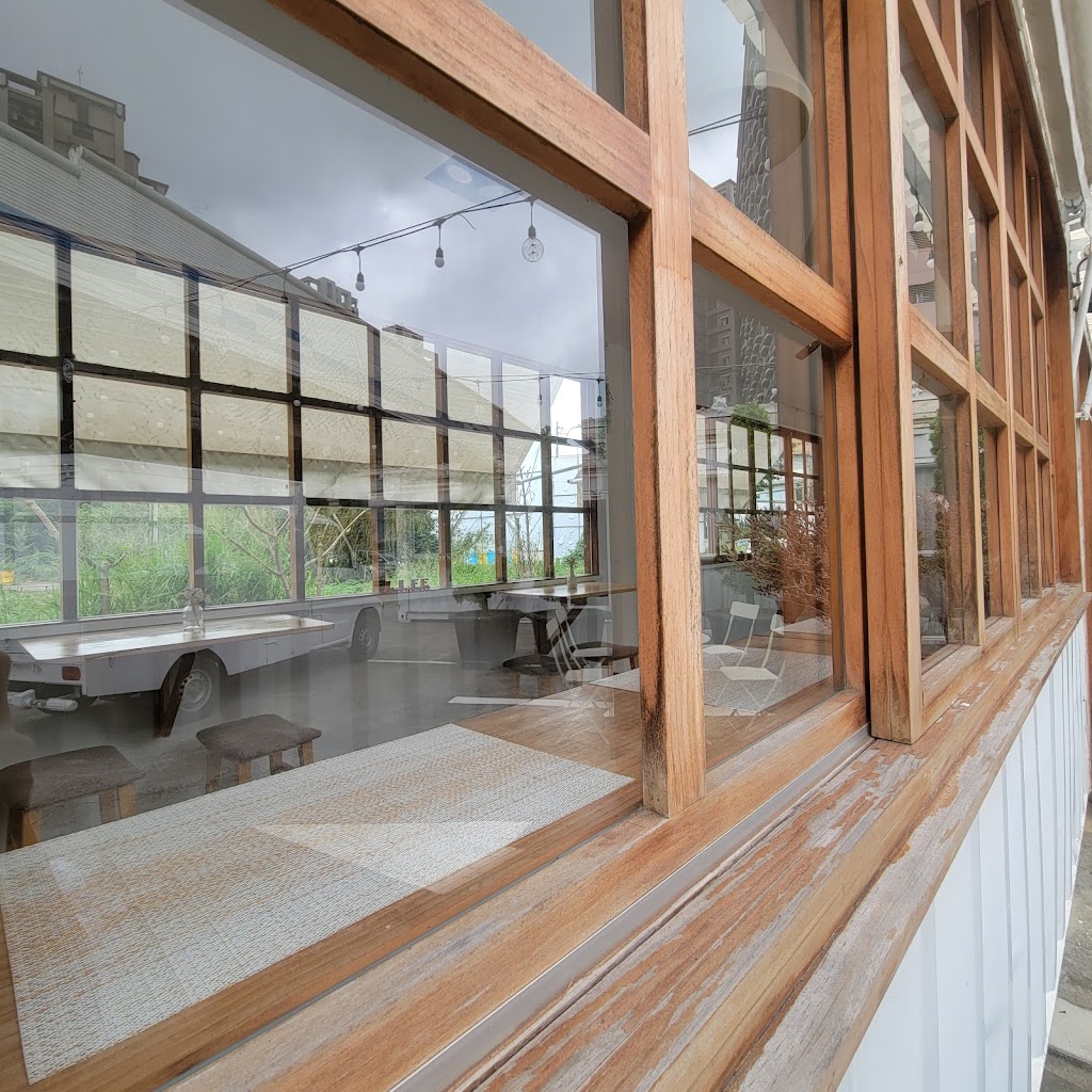 來福咖啡 Life Cafe/高架橋下網球場對面的停車場內中間白色貨櫃屋 的照片