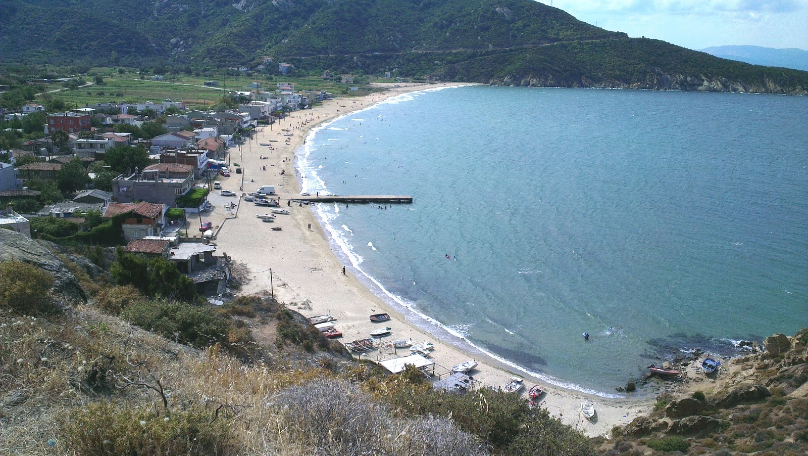 Foto de Ormanli beach apoiado por penhascos