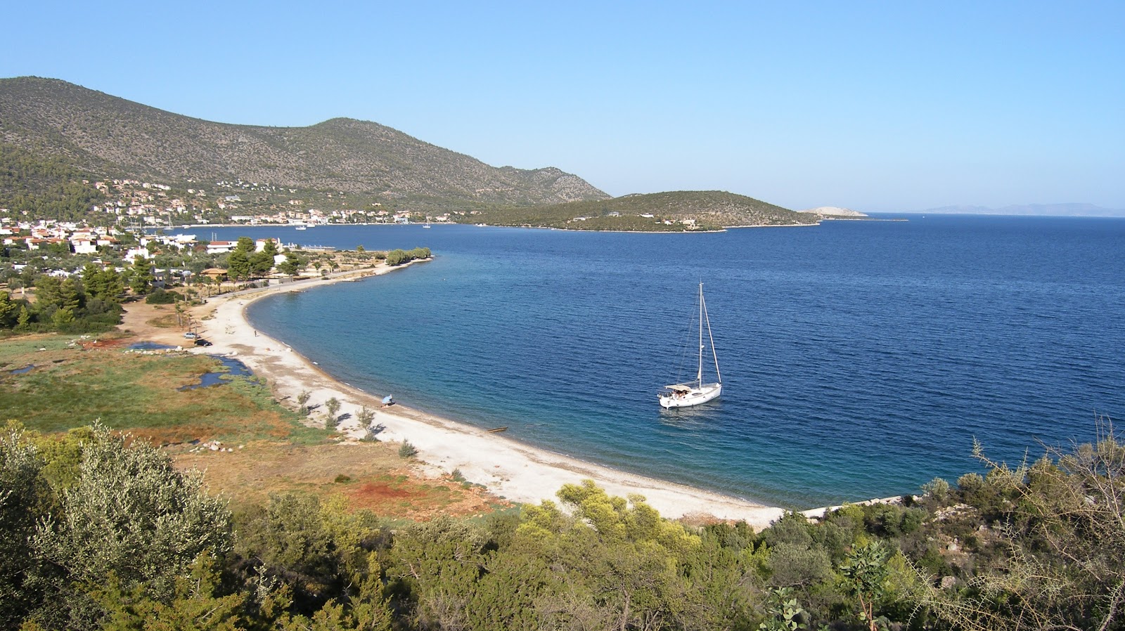 Photo de Korfos avec caillou fin clair de surface