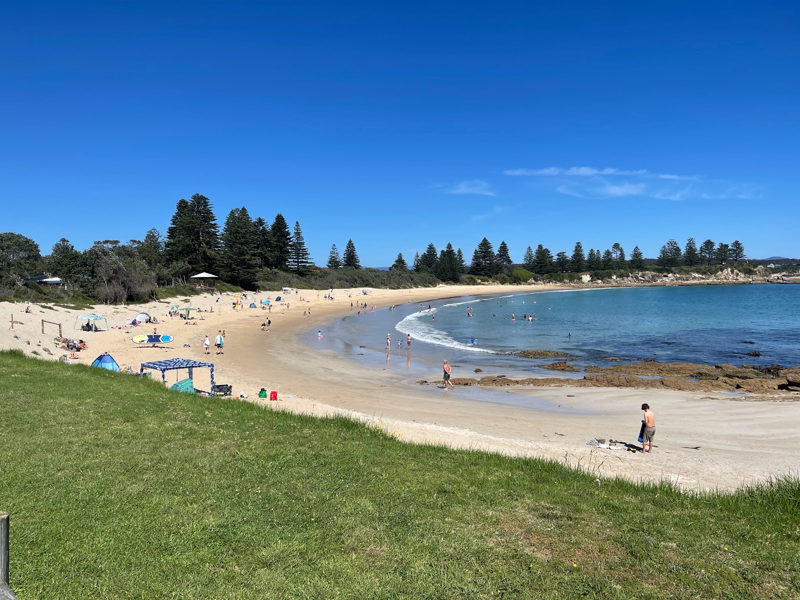 Φωτογραφία του Main Beach και η εγκατάσταση