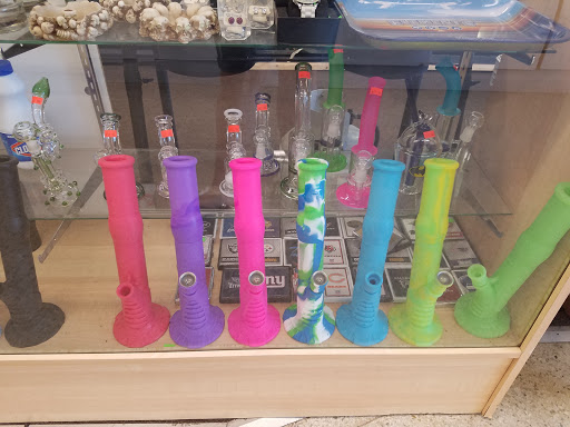 Home Goods Store «Puffys Smoke Shop», reviews and photos, 621 S Collins St, Plant City, FL 33563, USA