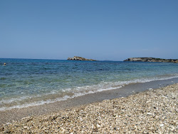Foto di Agios Petros Beach circondato da montagne