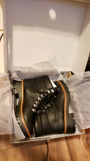 Shoe Store «DSW Designer Shoe Warehouse», reviews and photos, 1835 N Tomahawk Island Dr, Portland, OR 97217, USA