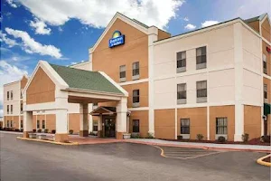 Days Inn & Suites by Wyndham Harvey / Chicago Southland image