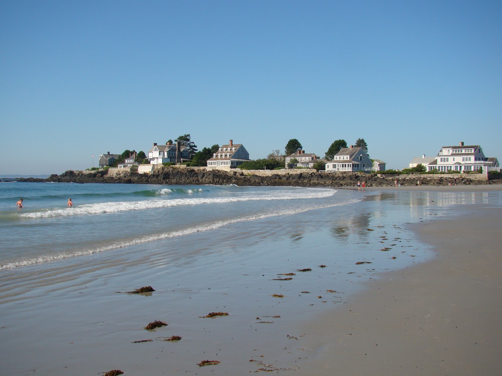 Mother's beach的照片 带有碧绿色纯水表面