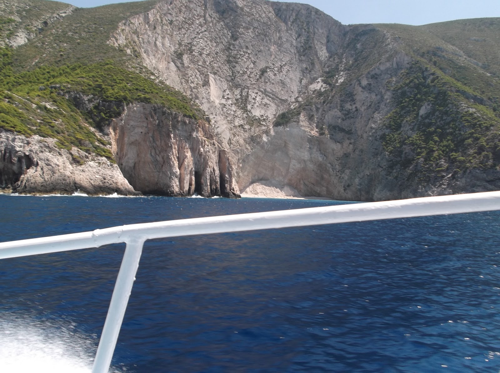 Foto di Navagio III con una superficie del acqua cristallina