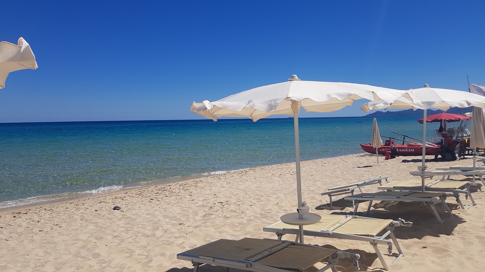 Spiaggia Rei Sole的照片 带有碧绿色纯水表面