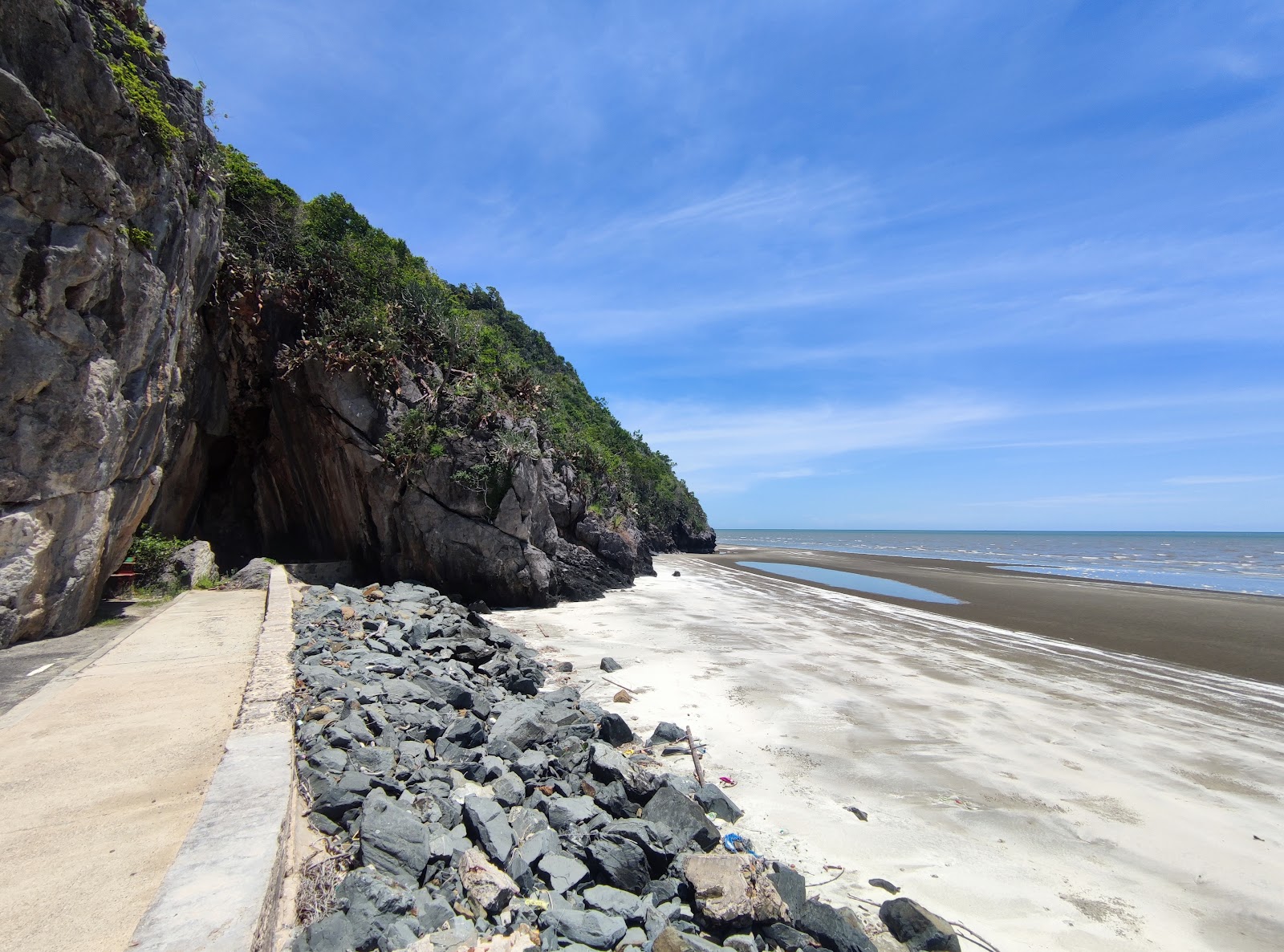 Foto van Baan Kiang Le Ing Pha Beach met helder zand oppervlakte