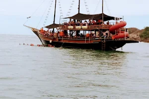 Passeio de Escuna em Bertioga - barco do pirata image