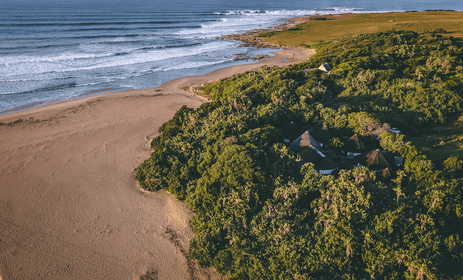 Zdjęcie Tezana beach z powierzchnią jasny piasek