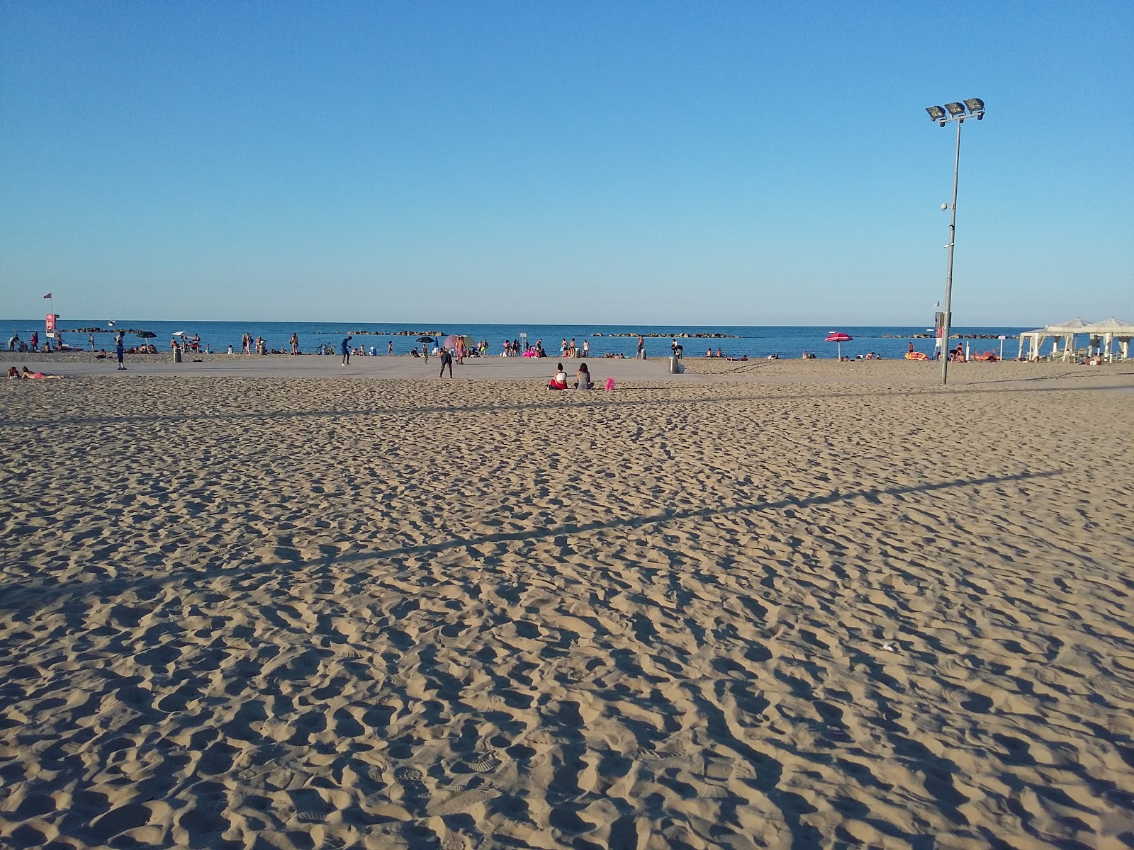 Fotografie cu Spiaggia di Pescara - locul popular printre cunoscătorii de relaxare
