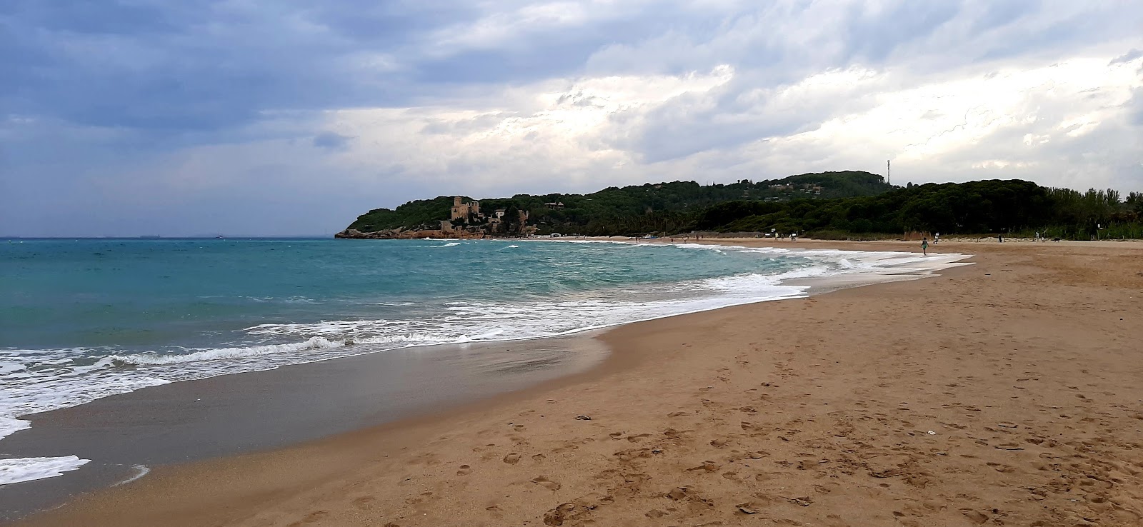 Fotografie cu Plaja Tamarit cu o suprafață de nisip strălucitor