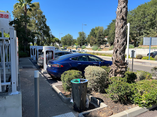 Borne de recharge de véhicules électriques Tesla Supercharger Cagnes-sur-Mer