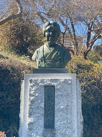 平沼とみ夫人像