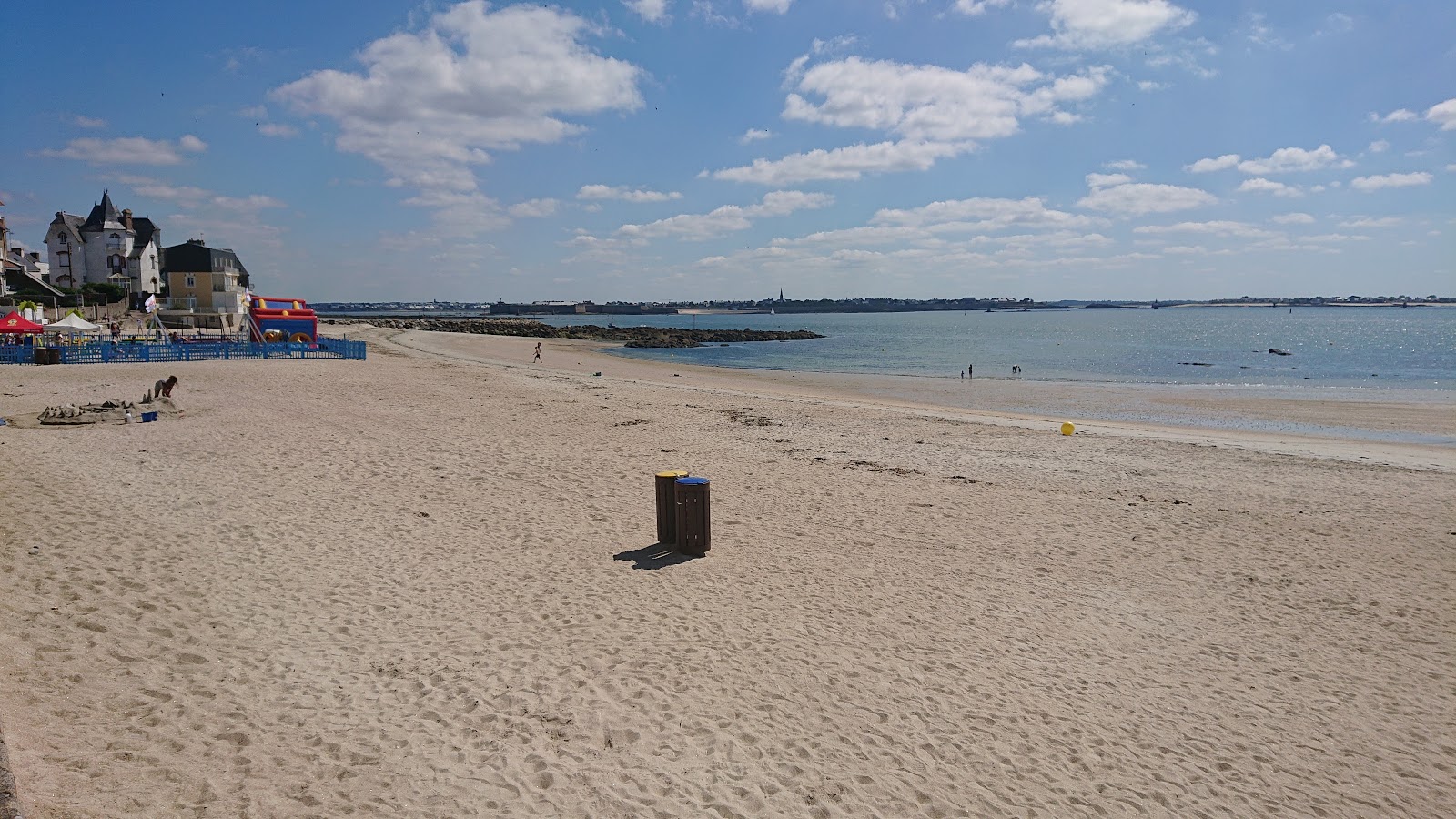 Photo de Plage de Port Maria avec plusieurs moyennes baies