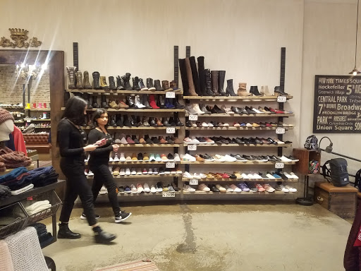 Shoe Store «DNA Footwear Williamsburg», reviews and photos, 133 N 7th St, Brooklyn, NY 11249, USA