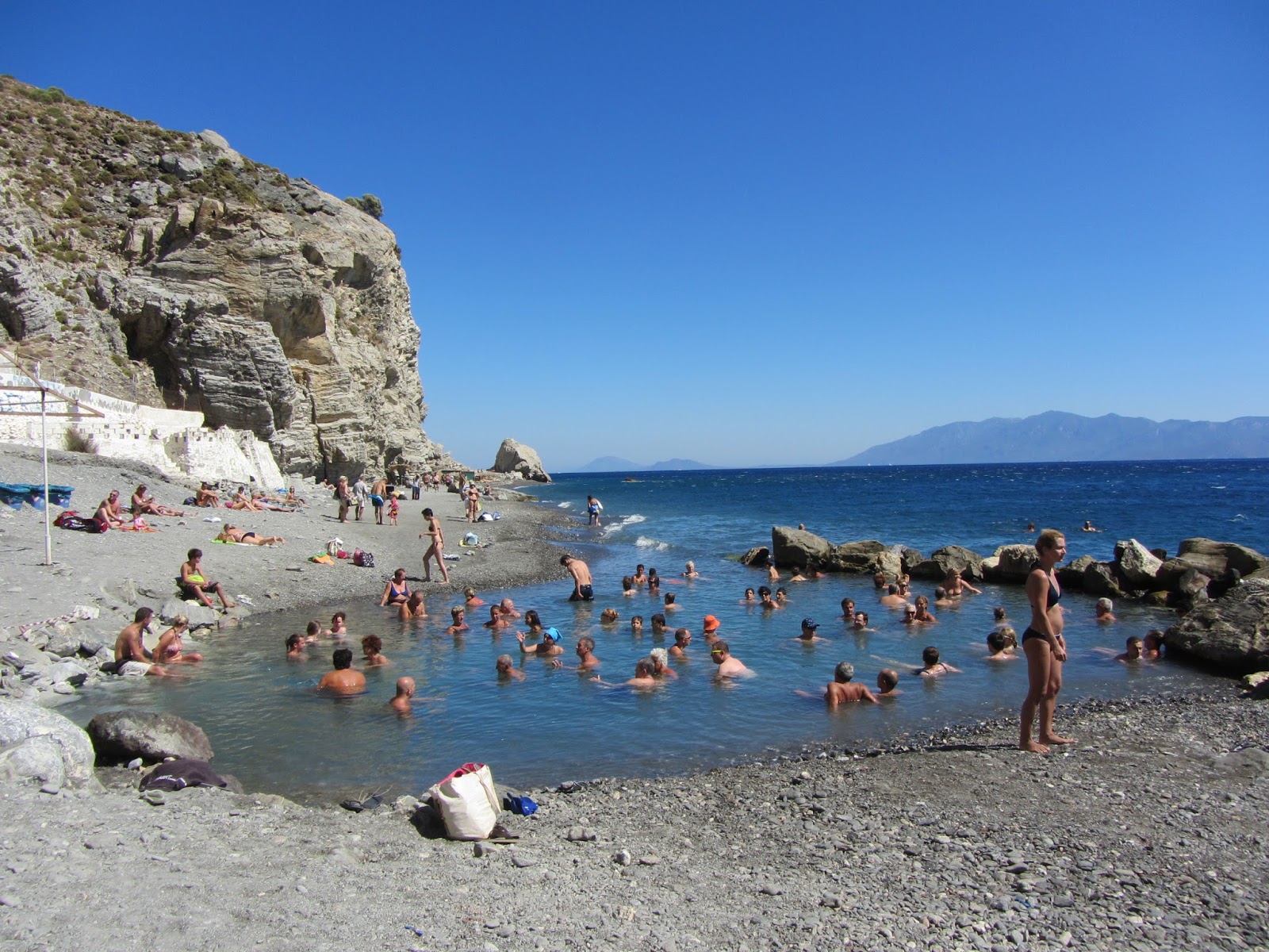 Fotografie cu Therma beach cu o suprafață de nisip gri și pietricele