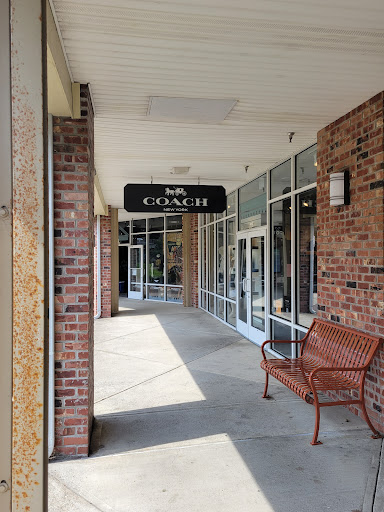 Shopping Mall «Lincoln City Outlets», reviews and photos, 1500 SE East Devils Lake Rd, Lincoln City, OR 97367, USA