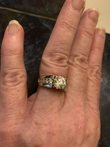 Jewelry Store «Lasker Jewelers Eau Claire, WI», reviews and photos, 3705 S Oakwood Mall Dr, Eau Claire, WI 54701, USA