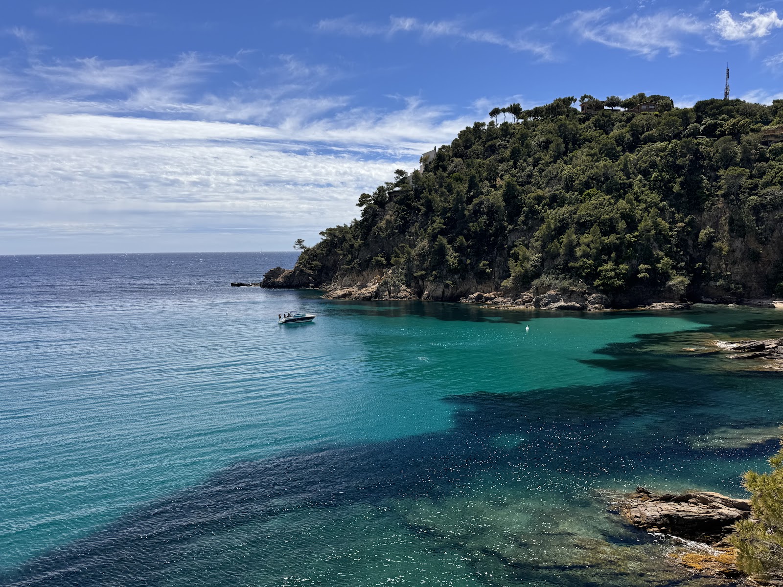Calanque Plage'in fotoğrafı uçurumlarla desteklenmiş