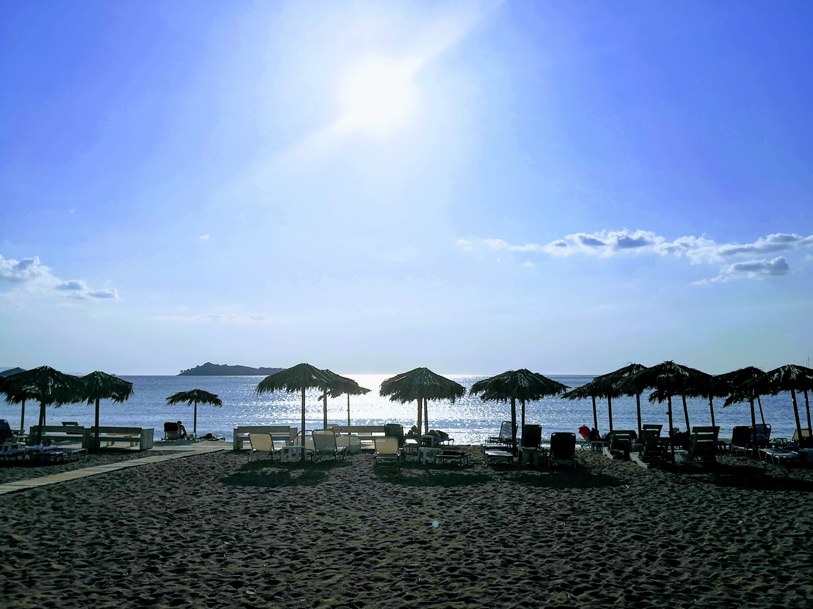 Foto von Petra Strand mit türkisfarbenes wasser Oberfläche