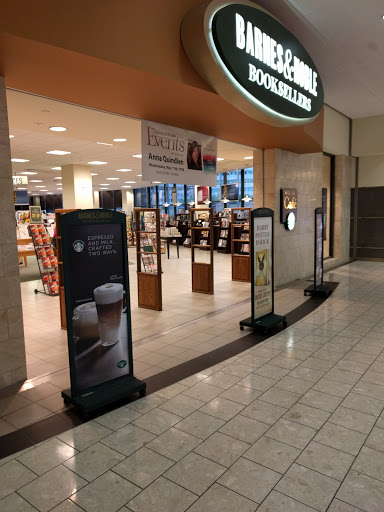 Book Store «Barnes & Noble», reviews and photos, 100 Greyrock Pl, Stamford, CT 06901, USA