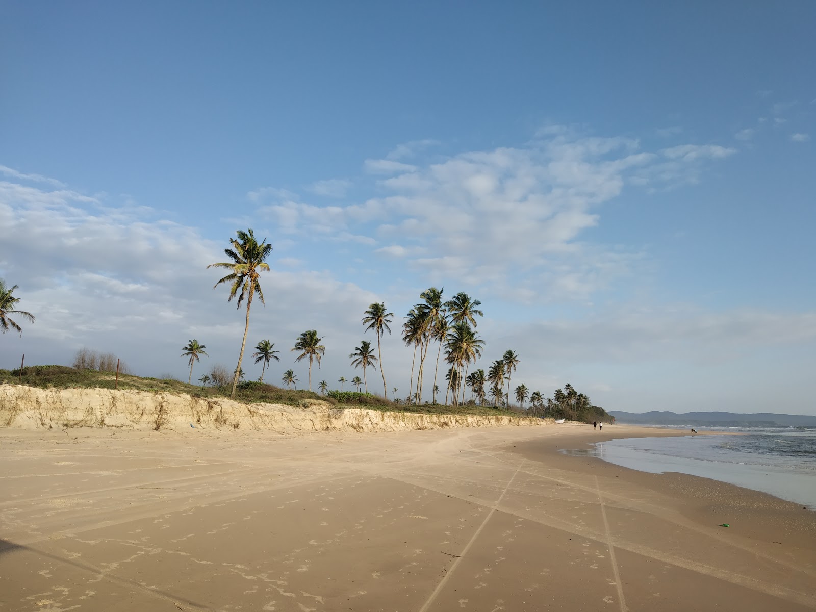 Valokuva Carmona Beachista. pinnalla kirkas hiekka:n kanssa