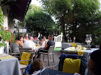 Atmosphère du Restaurant Le Clos de La Marne à Saint-Maur-des-Fossés - n°11