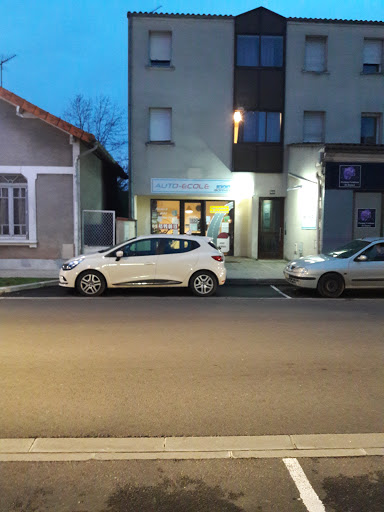1000 Bornes Auto-Ecole à Soyaux, Charente