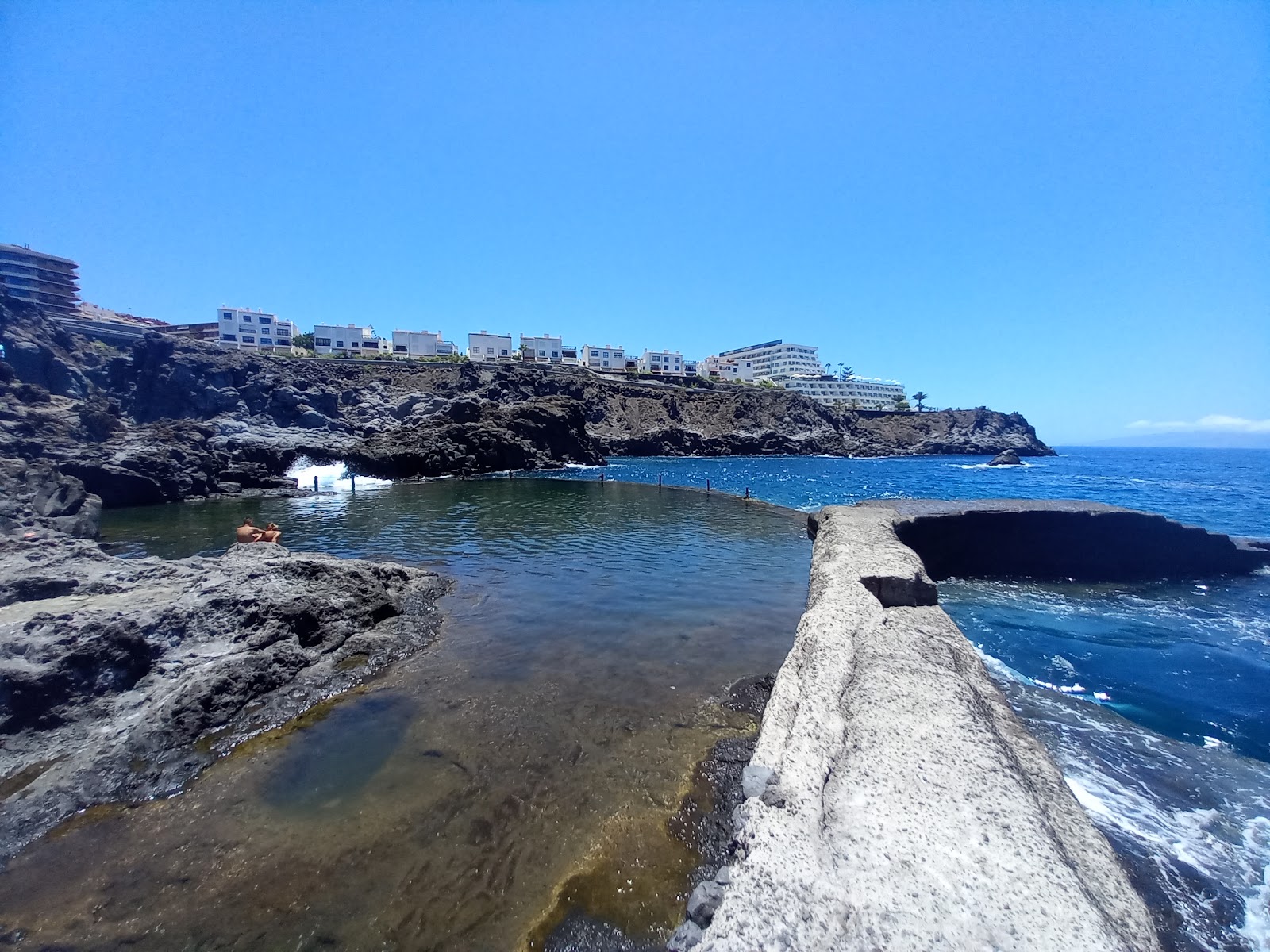 Photo de Piscina Natural Acantilado de Los Gigantes protégé par des falaises