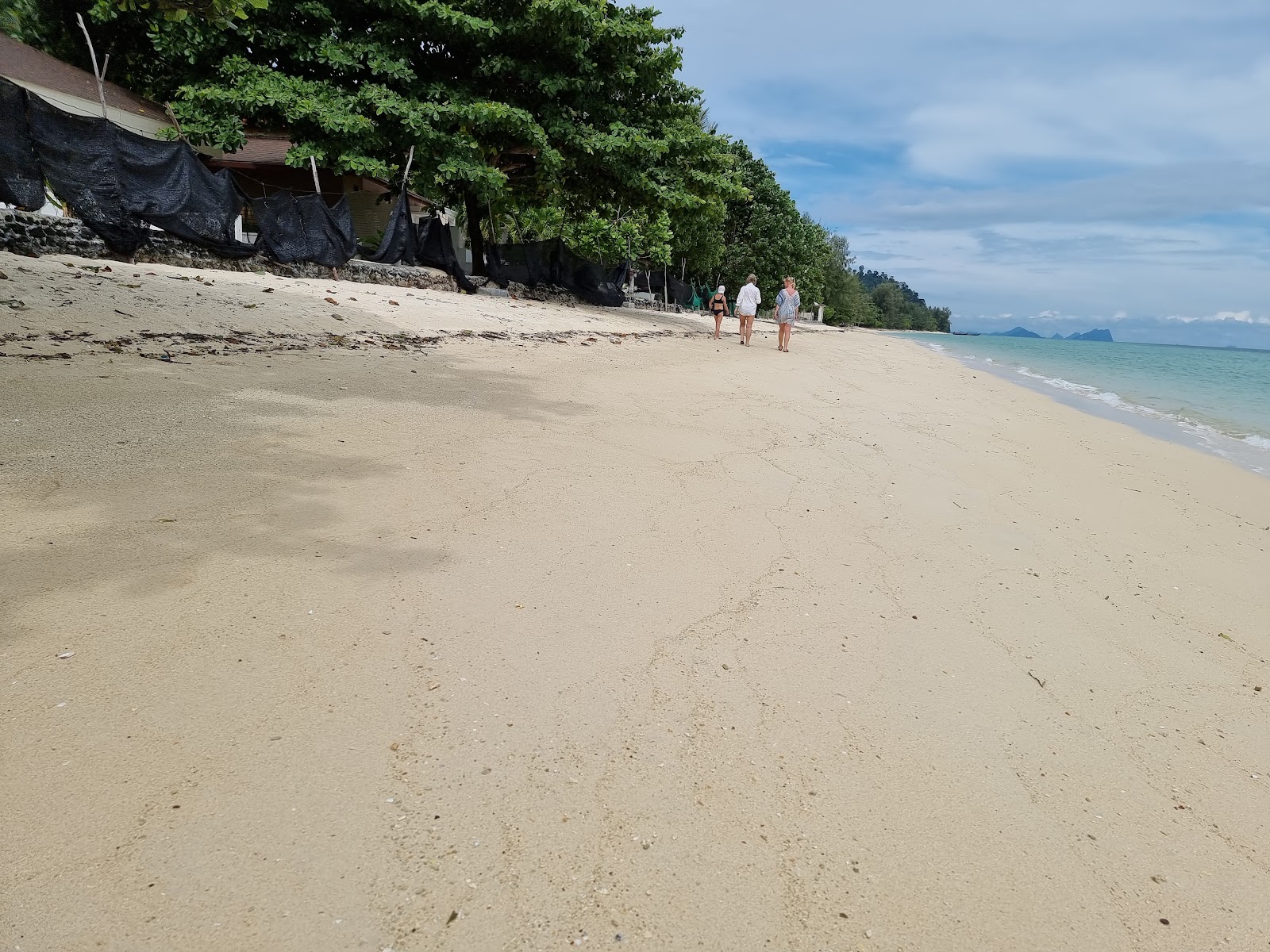 Fotografie cu Ko Hai Divers Beach - locul popular printre cunoscătorii de relaxare
