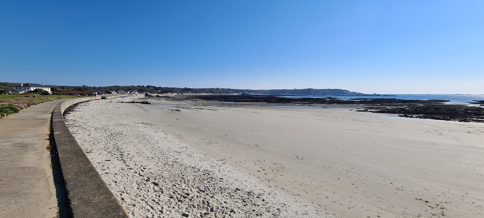 Photo de L'Eree Beach avec droit et long